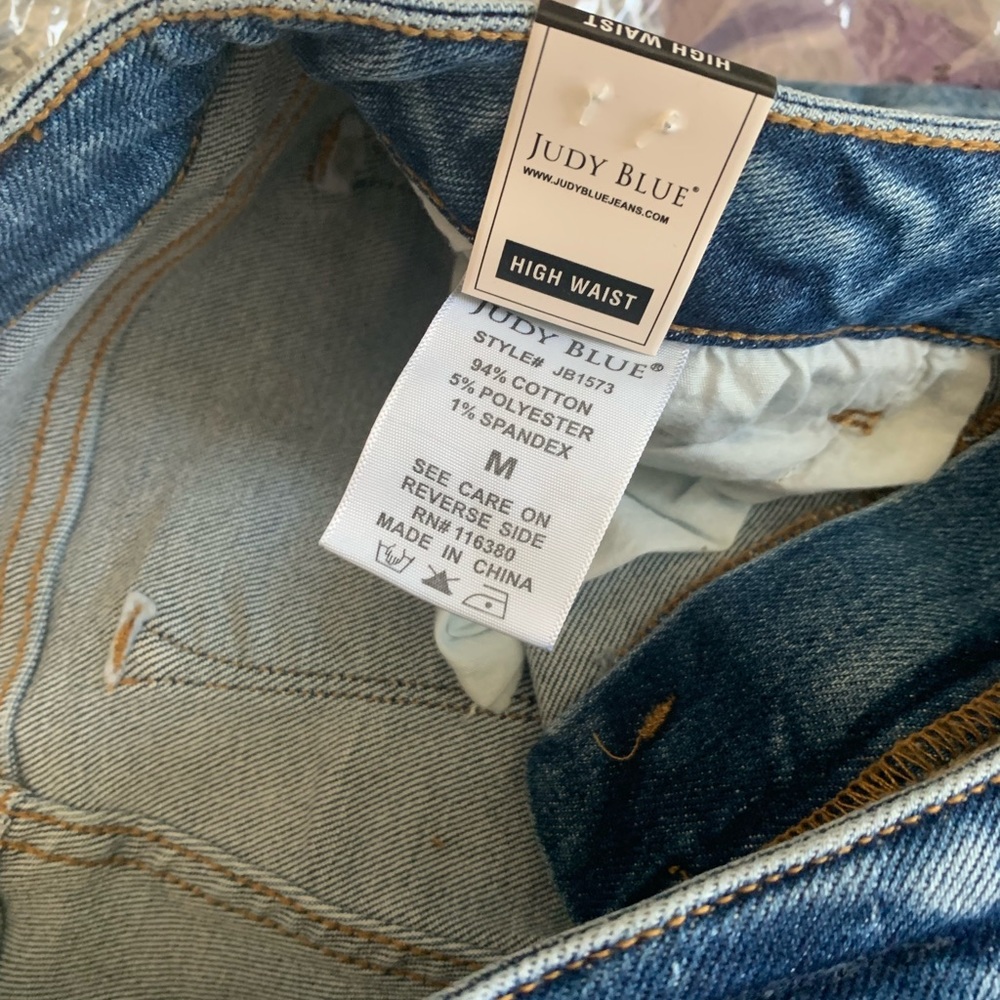NWT Judy Blue Daisy Cutoff Shorts - Picture 6 of 7